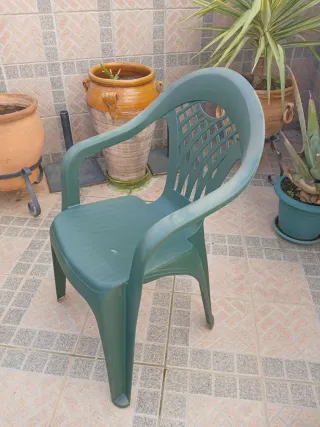 Mesa y 6 Sillas de Resina Verde