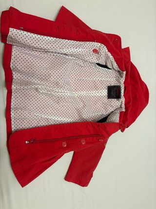 Gabardina niña flores roja