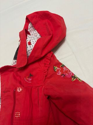 Gabardina niña flores roja