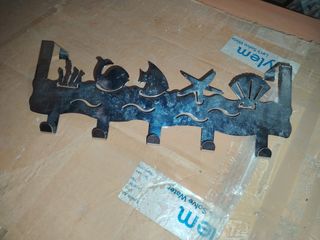 Perchero de metal con diseño marino