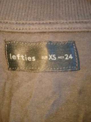 Camiseta gris oscura crop top letras rosa