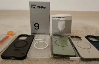 Oppo Find X9 Pro con cargador y fundas