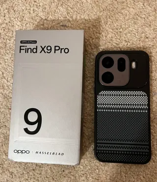 Oppo Find X9 Pro con cargador y fundas