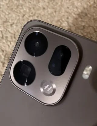 Oppo Find X9 Pro con cargador y fundas