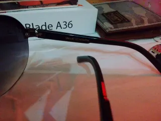 Gafas de sol Emporio Armani negras y doradas