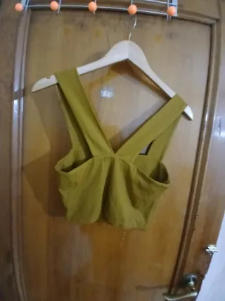 Dos Tops cortos uno color mostaza y el otro negro