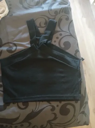 Dos Tops cortos uno color mostaza y el otro negro