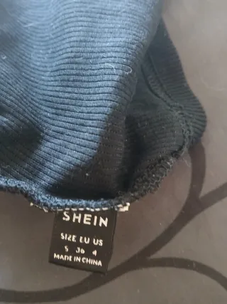 Dos Tops cortos uno color mostaza y el otro negro