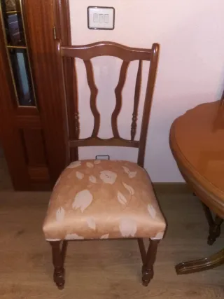 Mesa de comedor de madera con 6 sillas
