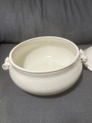 Sopera de porcelana blanca vintage con frutas deco