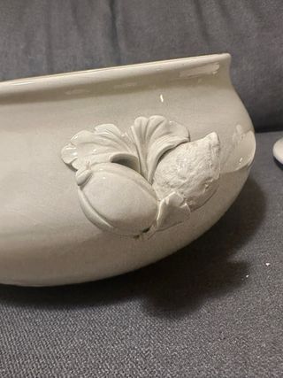 Sopera de porcelana blanca vintage con frutas deco