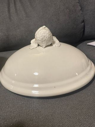 Sopera de porcelana blanca vintage con frutas deco