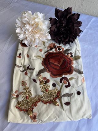 Manton bordado con flores