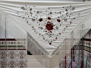 Manton bordado con flores