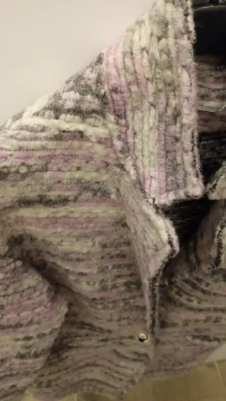 Abrigo tejido rosa y marrón