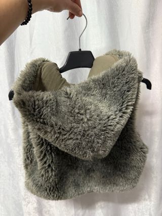 Chaleco de pelo con capucha gris
