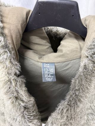 Chaleco de pelo con capucha gris