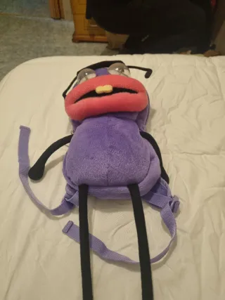 Mochila de peluche morada con gafas