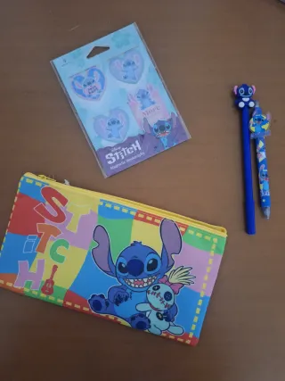Astuccio, segnalibri e 2 penne di Stitch