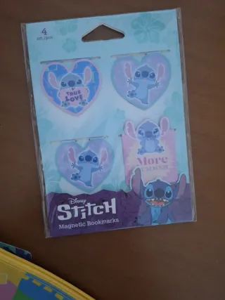 Astuccio, segnalibri e 2 penne di Stitch