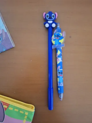 Astuccio, segnalibri e 2 penne di Stitch