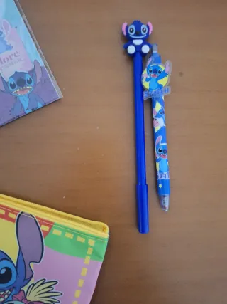 Astuccio, segnalibri e 2 penne di Stitch