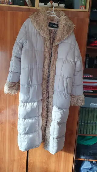 Abrigo largo acolchado con pelo