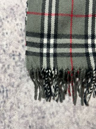 Bufanda Burberry Cuadros Gris y Rojo