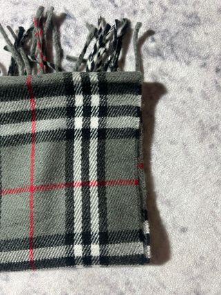 Bufanda Burberry Cuadros Gris y Rojo