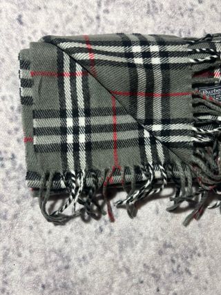 Bufanda Burberry Cuadros Gris y Rojo
