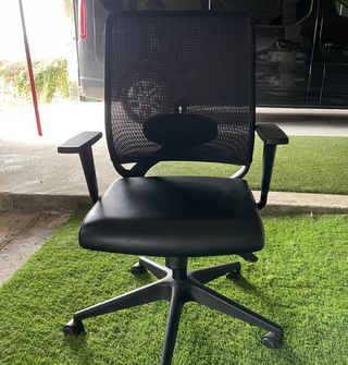 Silla ergonómica de oficina negra