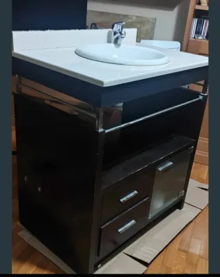 Mueble de baño con lavabo y espejo