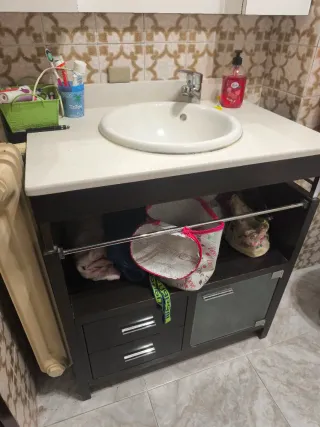 Mueble de baño con lavabo y espejo