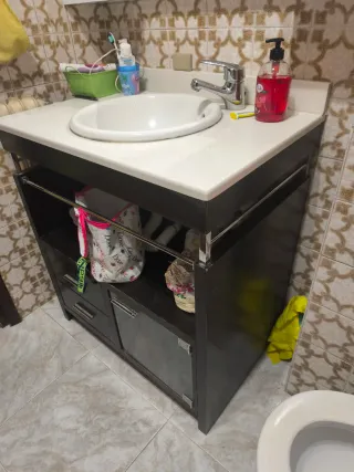 Mueble de baño con lavabo y espejo
