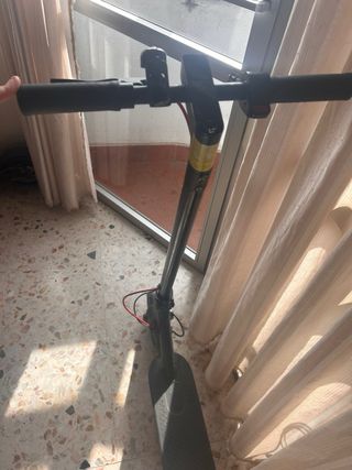 Patinete eléctrico con cargador y herramientas