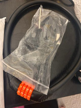 Patinete eléctrico con cargador y herramientas