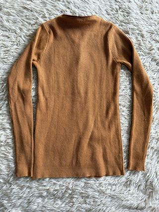 Jersey canalé marrón con cremallera