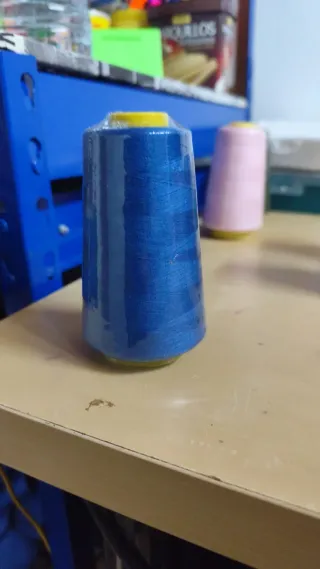 Lote de hilos para coser y remallar