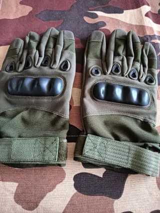 Par de guantes tácticos en talla L.