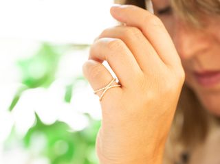 anillo oro 18k con piedra con circonita