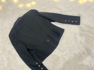 Blazer negro con botones dorados