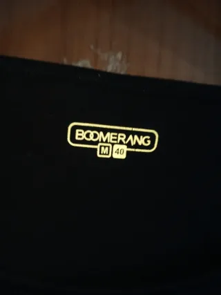 Camiseta negra hombros descubiertos manga larga