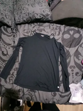 Camiseta negra hombros descubiertos manga larga