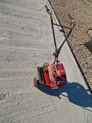 Motocultor Honda rojo