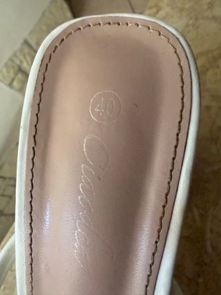 Sandali bianchi con tacco quadrato