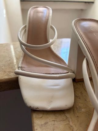 Sandali bianchi con tacco quadrato
