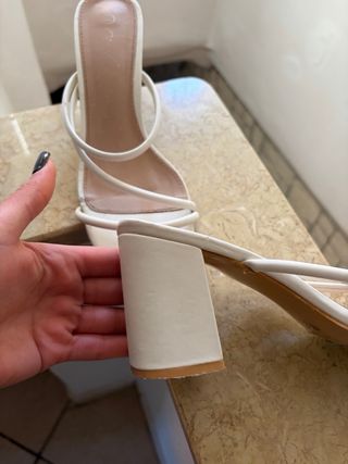 Sandali bianchi con tacco quadrato