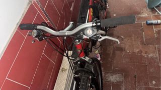 Bicicleta de montaña roja