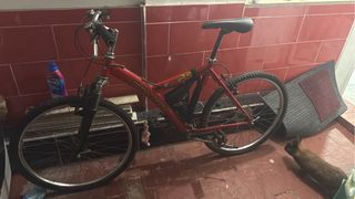 Bicicleta de montaña roja