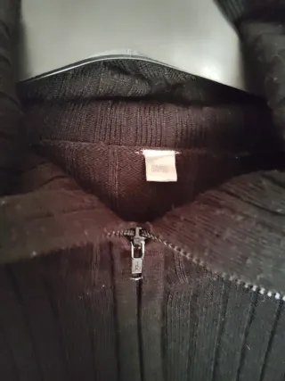 Chaqueta negra con cremallera